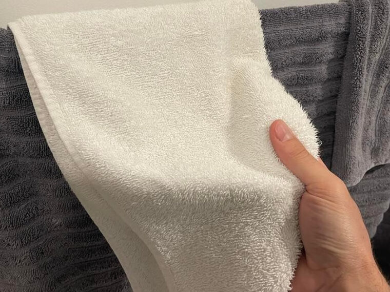 Astuce efficace pour enlever l’odeur d’humidité des serviettes