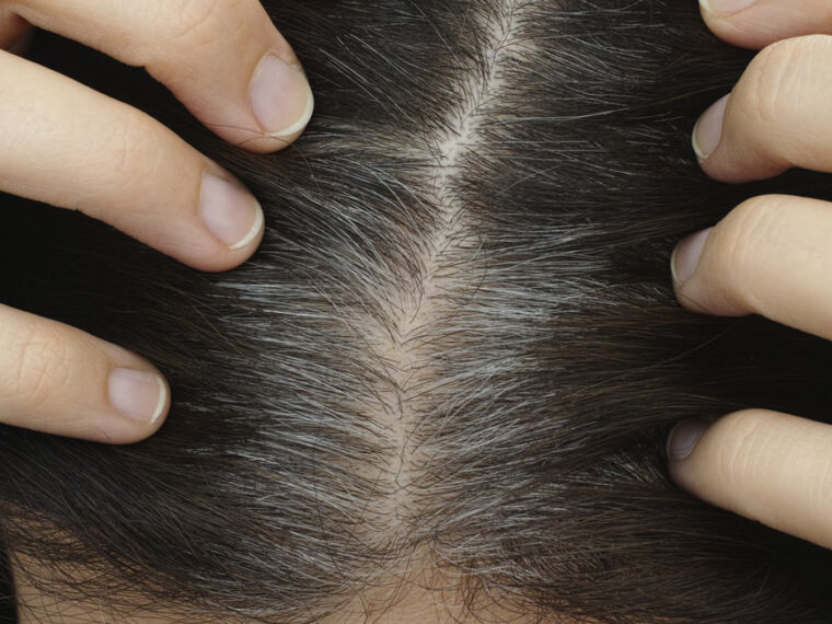 Teinture avec des coquilles de noix pour assombrir les cheveux sans utiliser de produits chimiques