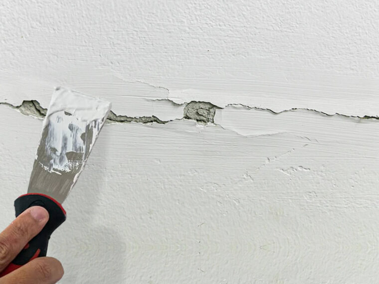 Comment réparer une fissure dans le mur : méthode maison simple