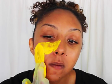 Elle frotte du curcuma contre son visage ! Lorsqu’elle l’enlève incroyable…