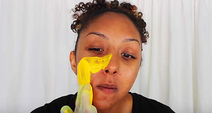 Elle frotte du curcuma contre son visage ! Lorsqu’elle l’enlève incroyable…