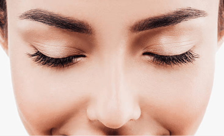 Obtenez des sourcils plus épais avec ces 7 astuces naturelles