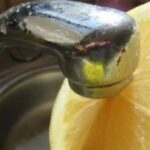 Que se passe-t-il si vous fixez une pince à linge sur la pomme de douche ?