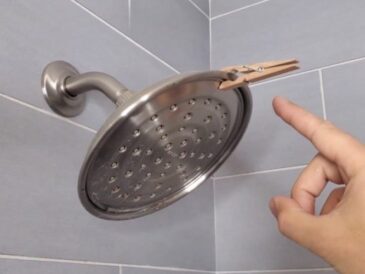 METTEZ UN CLIP SUR LA POMME DE DOUCHE : VOUS ÉCONOMISEZ BEAUCOUP D’ARGENT