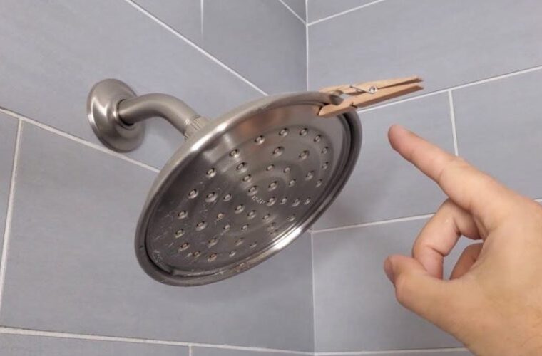 METTEZ UN CLIP SUR LA POMME DE DOUCHE : VOUS ÉCONOMISEZ BEAUCOUP D’ARGENT