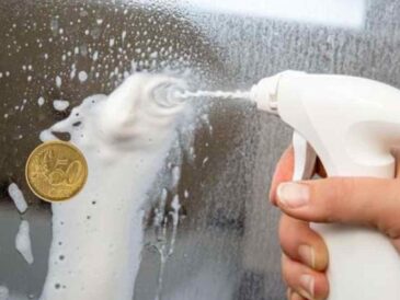 CE SPRAY POUR VERRE FAIT MAISON NE LAISSE AUCUNE TRACE – VOUS LE FAITES POUR 50 CENTIMES